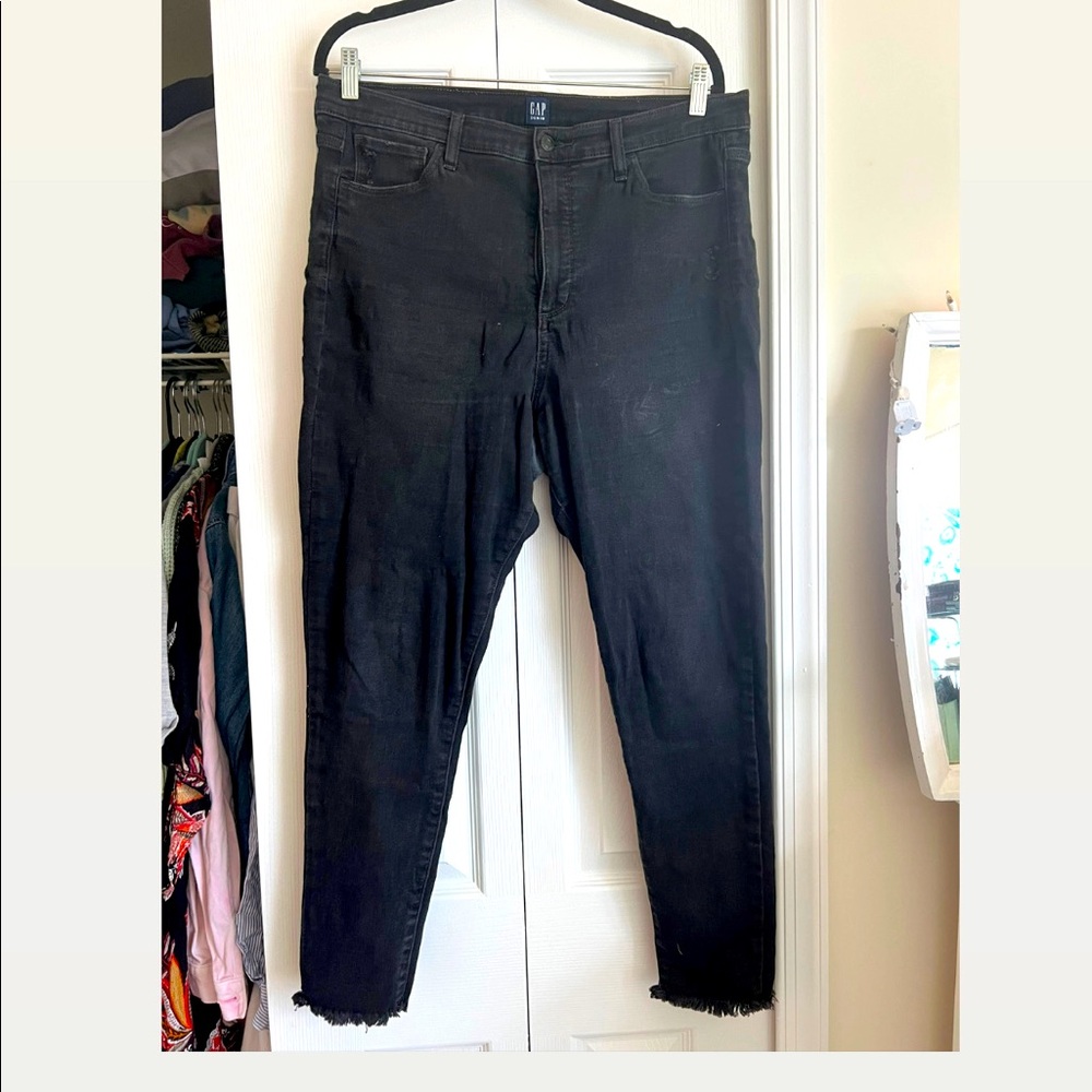 Distressed High-Rise Jegging